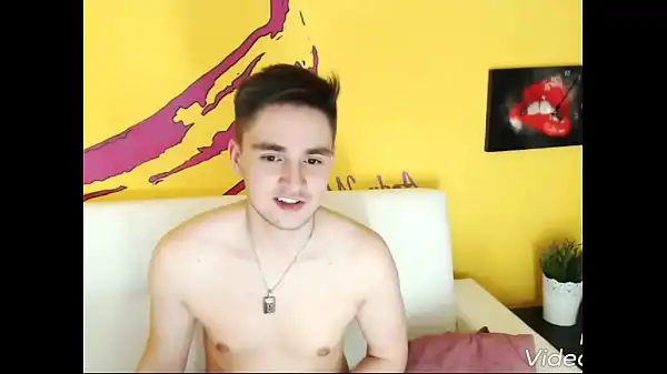 O corpo bonito do irmão é um pouco gordo mostrando seu pau no chaturbate