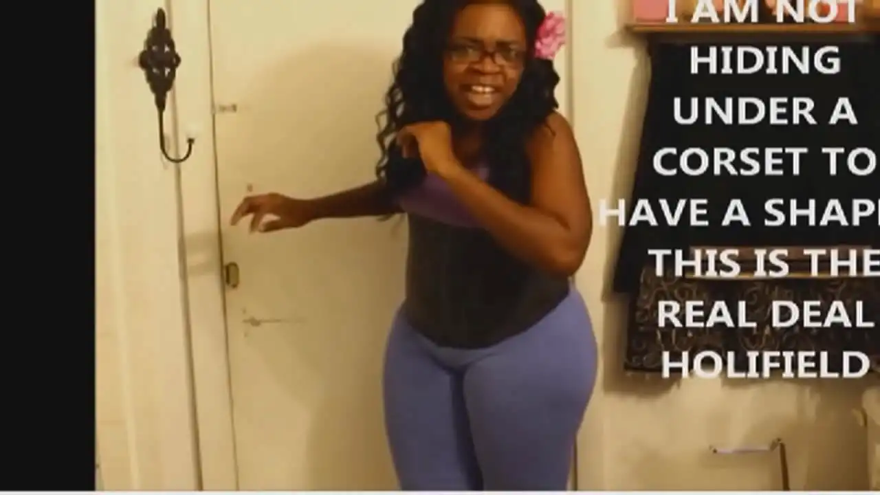 Big Booty Ebony MILF mostrando sua bunda phat em spandex roxo