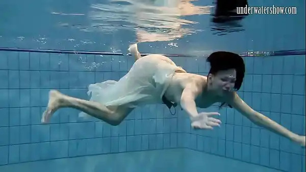 Buceta peluda checa especial na piscina