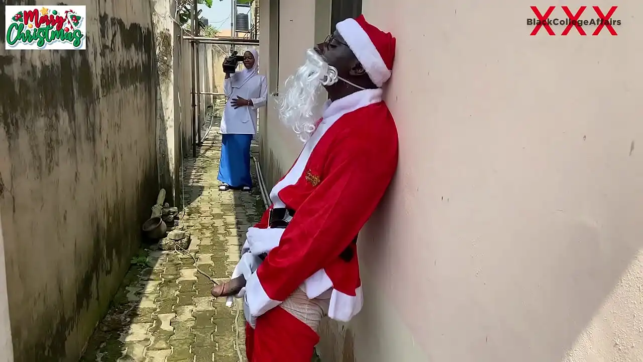 O Natal chegou mais cedo para a ingênua garota da imprensa universitária de 18 anos usando hijab enquanto o Papai Noel lhe dava foda quente do lado de fora do complexo enquanto ela experimentava a nova câmera da escola (assista a v&iacu