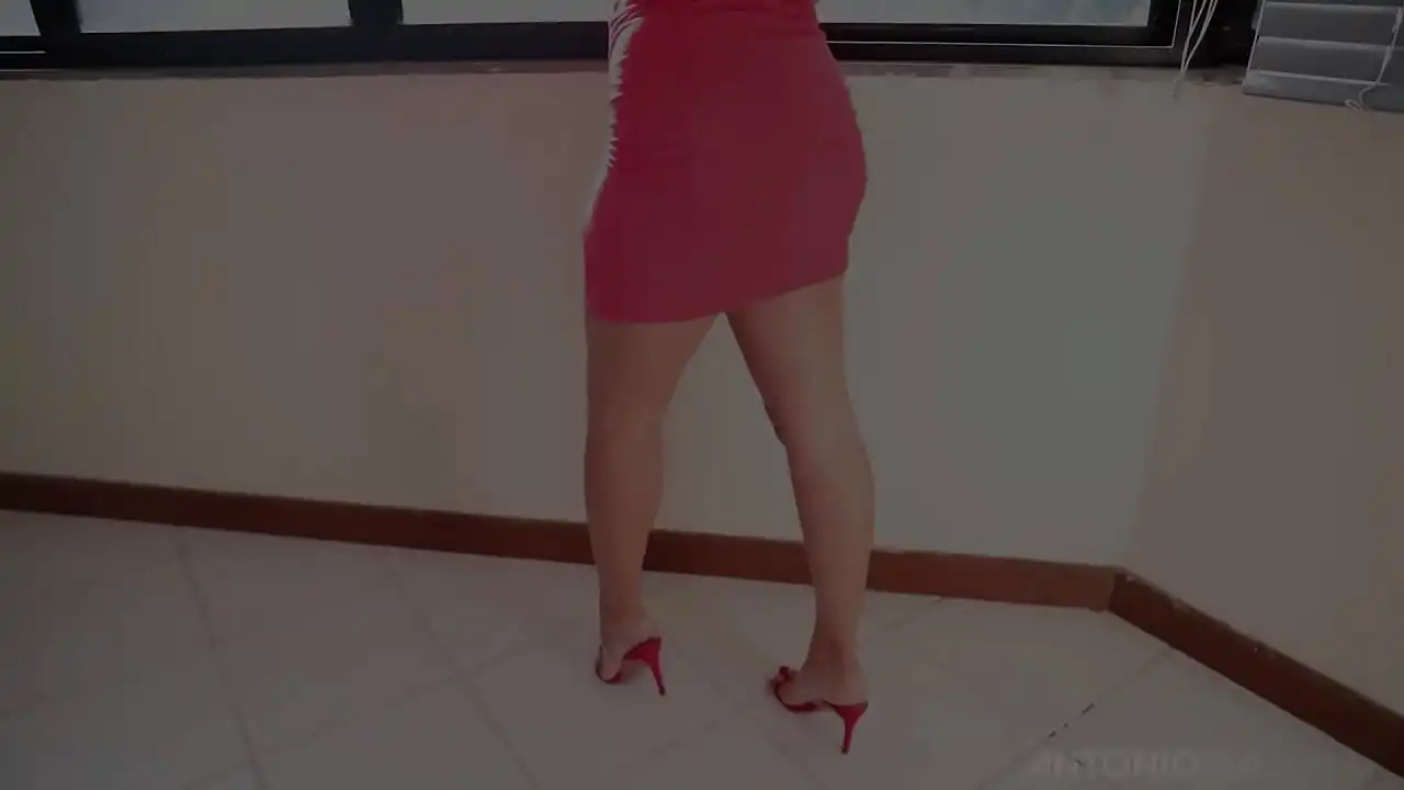 Chubby Red vestido petite fodido na bunda e cuspido na cara