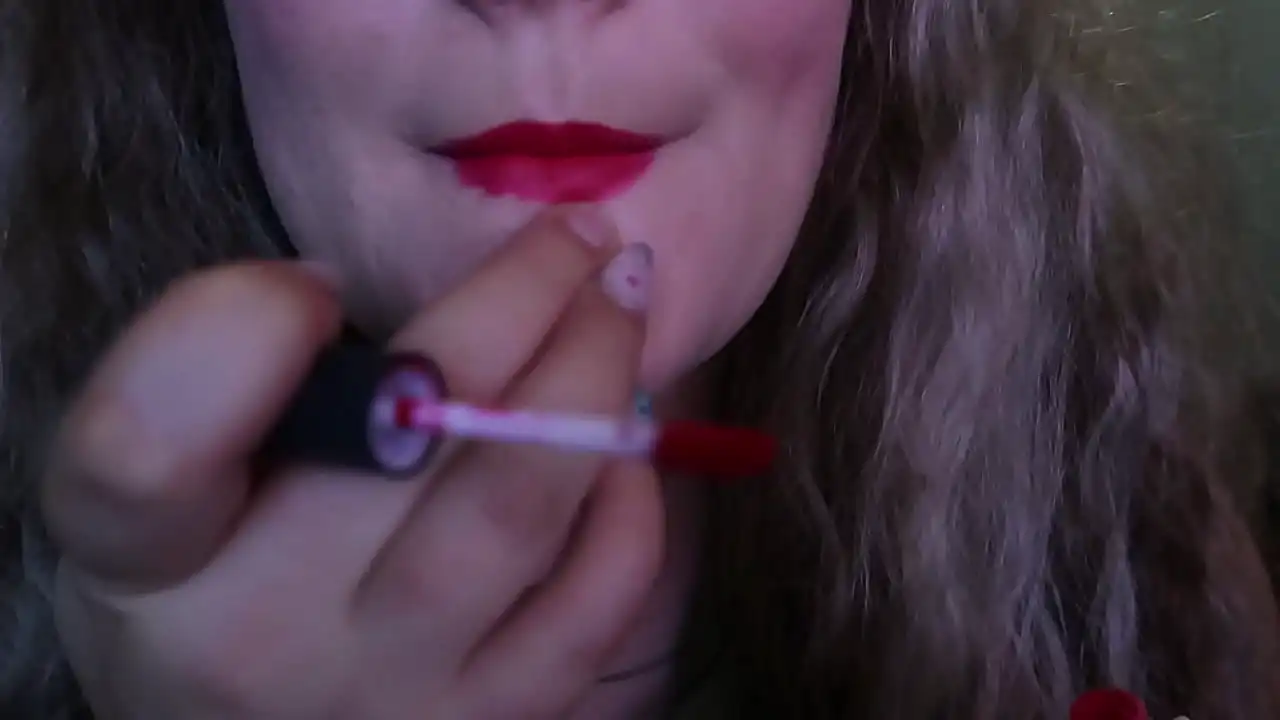 MULHER BONITA PINTURA OS LÁBIOS DE VERMELHO E FUMA UM CIGARRO, ESPERO QUE VOCÊ GOSTE