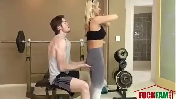 Fitness Trainer MILF Fucks Cliente de Graça