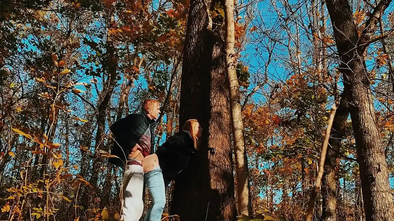 Fodi uma linda com uma bunda grande na floresta enquanto caminhava