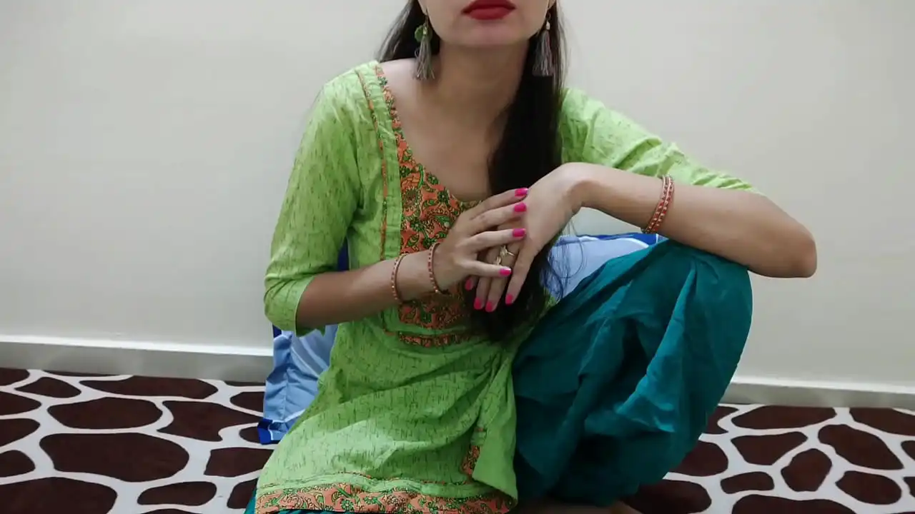 Ghar pe aaye damad ji ko Sasu Maa ne Pakad kar chod dala Foda-se a sogra com conversa suja em áudio hindi xxx HD