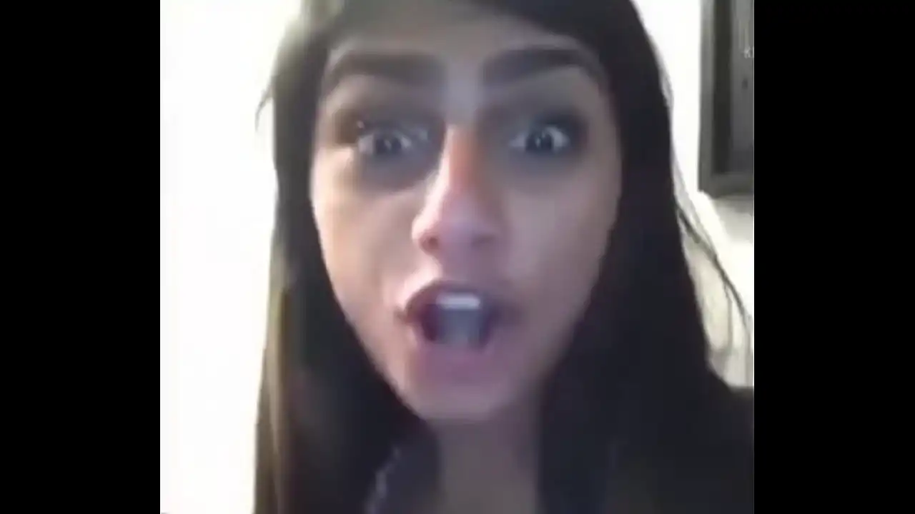 Mia Khalifa Reagindo ao Vídeo do Rodolfo de Almeida Colmanetti