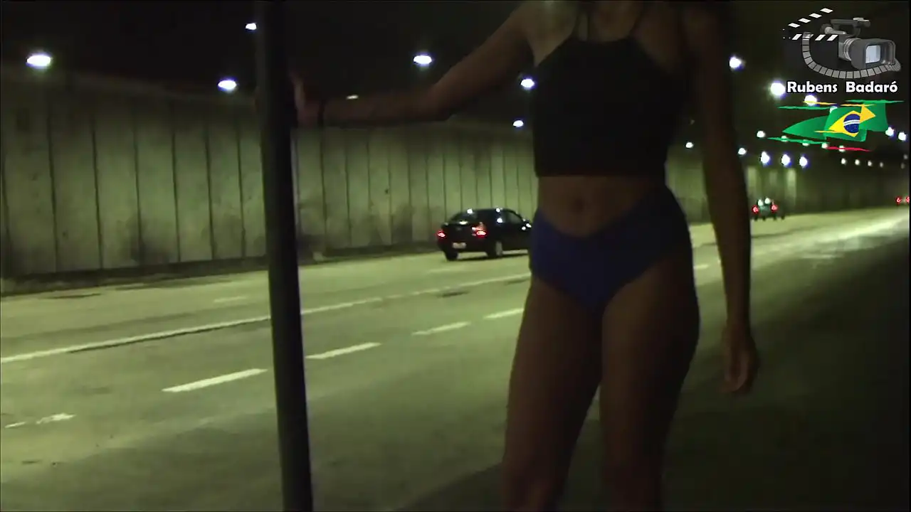 Ninfeta se exibe dentro do túnel da cidade, e ainda fez boquete. ( Vídeo completo no xvideos red. )