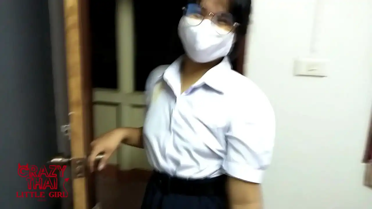 Sexo asiático com a namorada usando uniforme de estudante tailandês