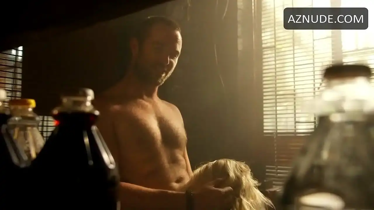 Sullivan Stapleton sem camisa, cena reta em contra-ataque